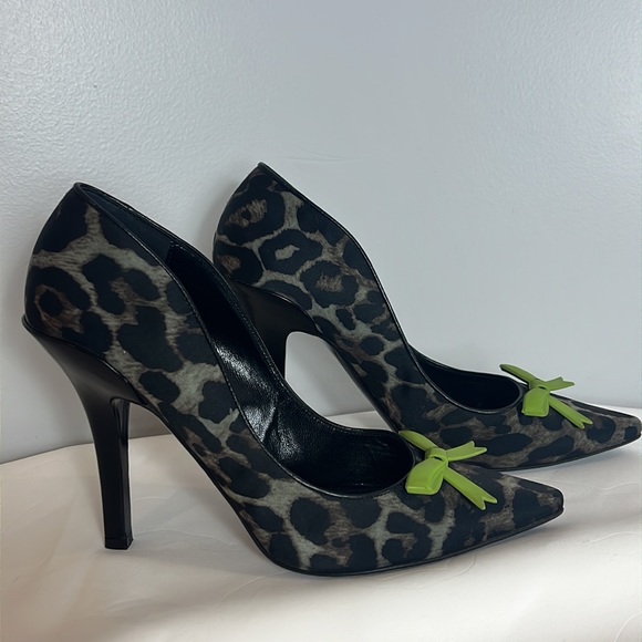 Fabrizio Viti Summer Fever Leopard Print Satin Pumps with Green Bow - Picture 7 of 17